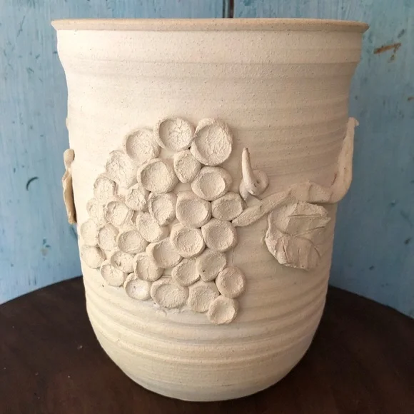 Ceramic wine bucket made by artist in off-white with raised grape bunches - Picture 11 of 13